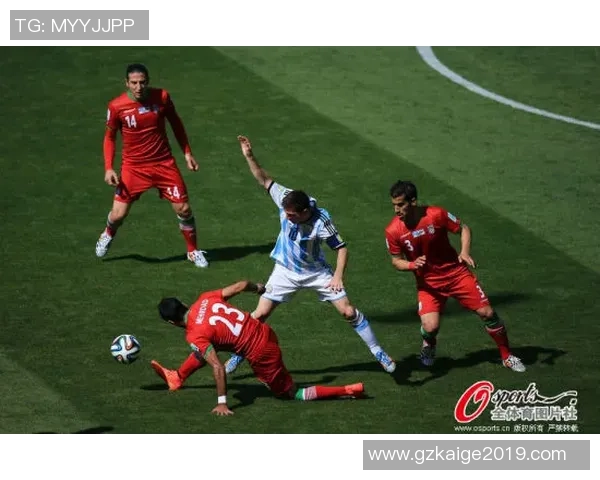 足球明星大型手办图片欣赏与收藏指南让你领略球场英雄的魅力与风采