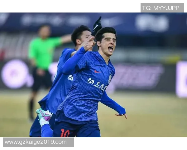 上海足球队战术变革引发热议球迷与专家共同探讨未来发展方向 上海足球队战术变革引发热议球迷与专家共同探讨未来发展方向