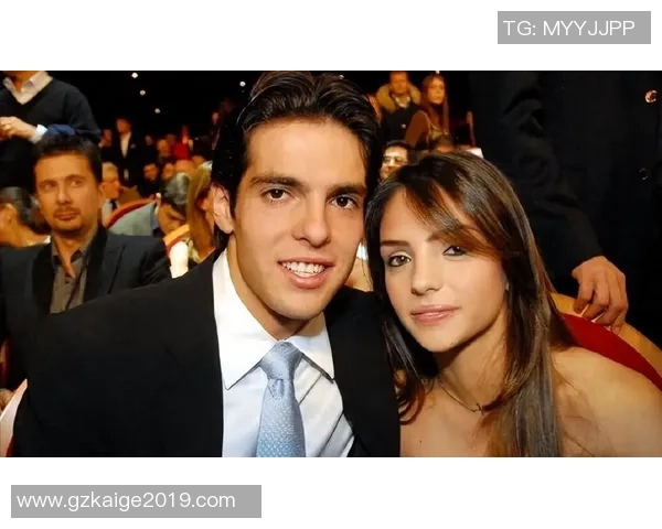 当超模邂逅足球明星：一场华丽与激情交织的爱情故事